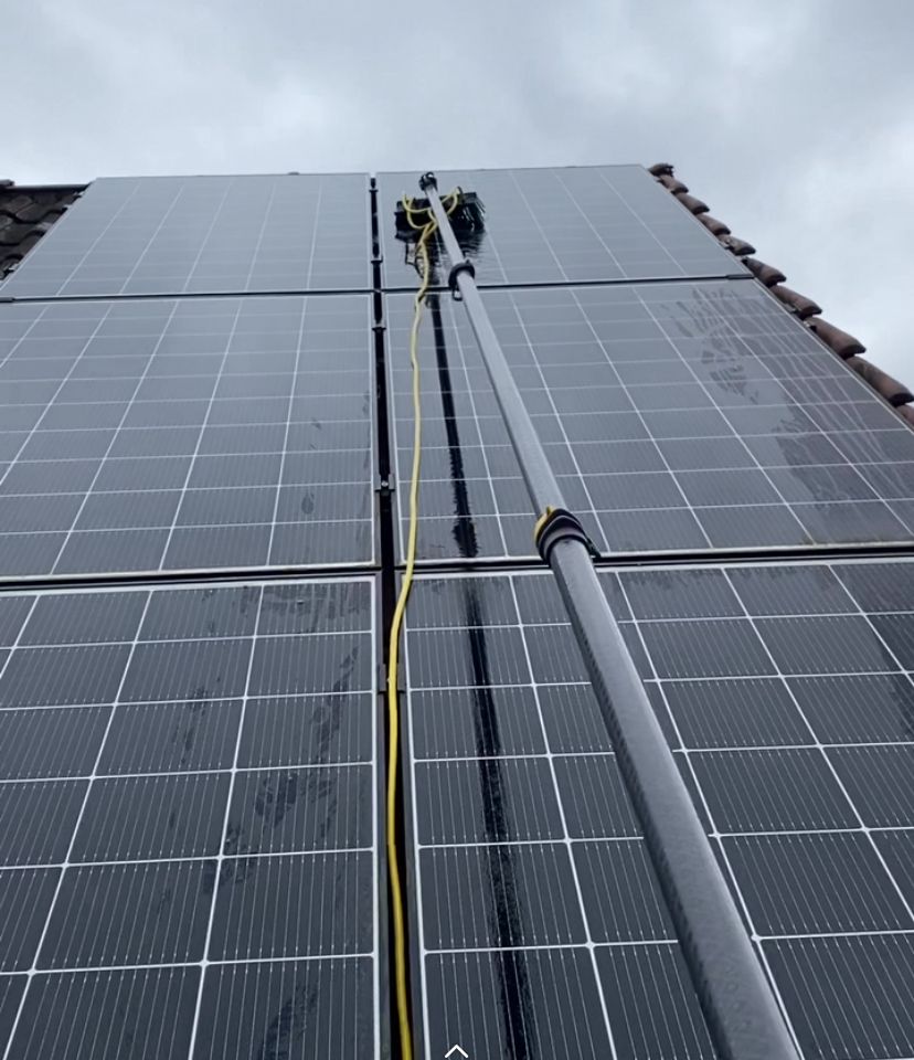 Reinigung einer Photovoltaikanlage mit der Teleskoplanze