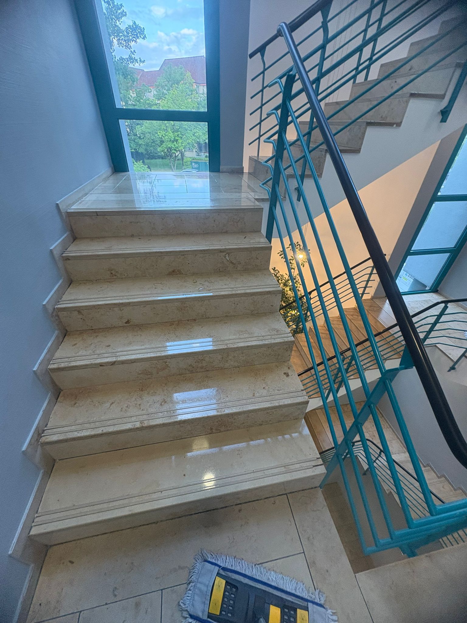 Frisch gereinigte Treppe im Treppenhaus
